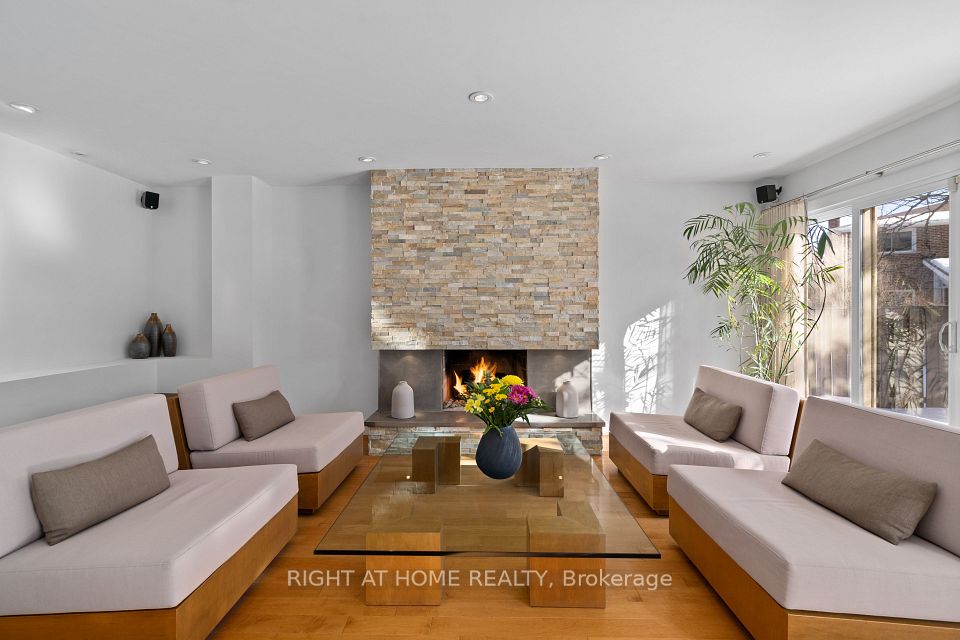 Detached at 54 London Road, Newmarket, ON L3Y 6A2, Newmarket