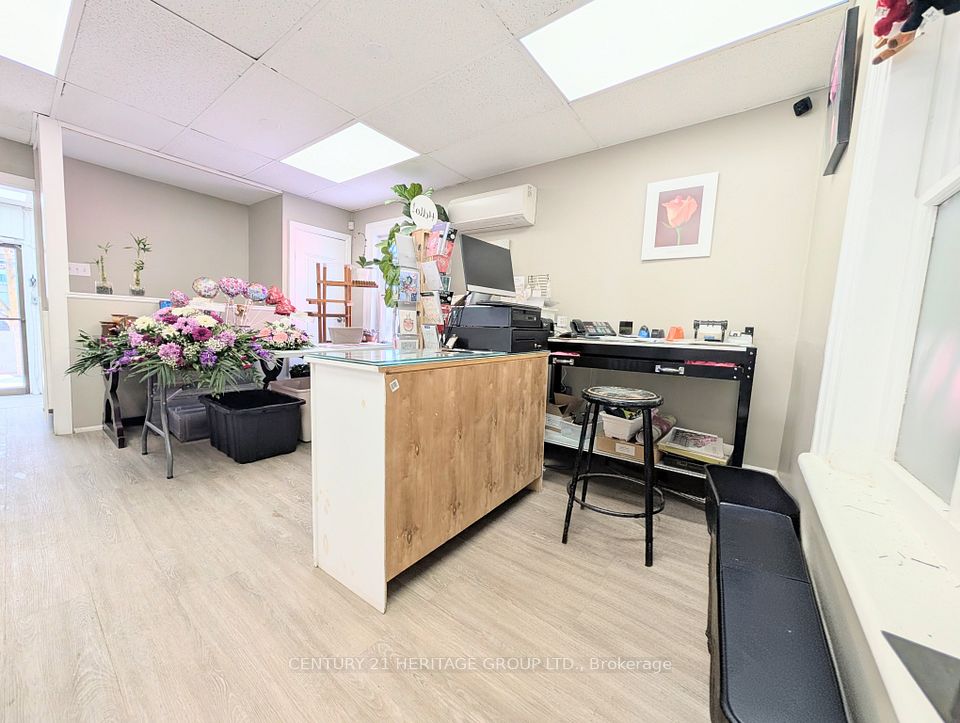 15 Main Street E, Newmarket, ON L3Y 3Y1