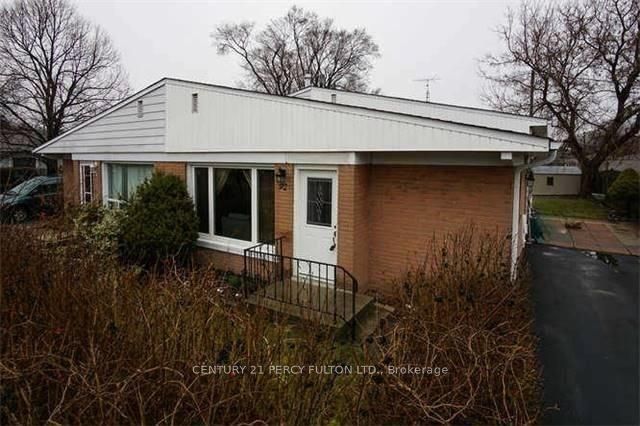 Semi-Detached at 92 Septonne Avenue Bsmnt, Newmarket, ON L3Y 2W3, Newmarket