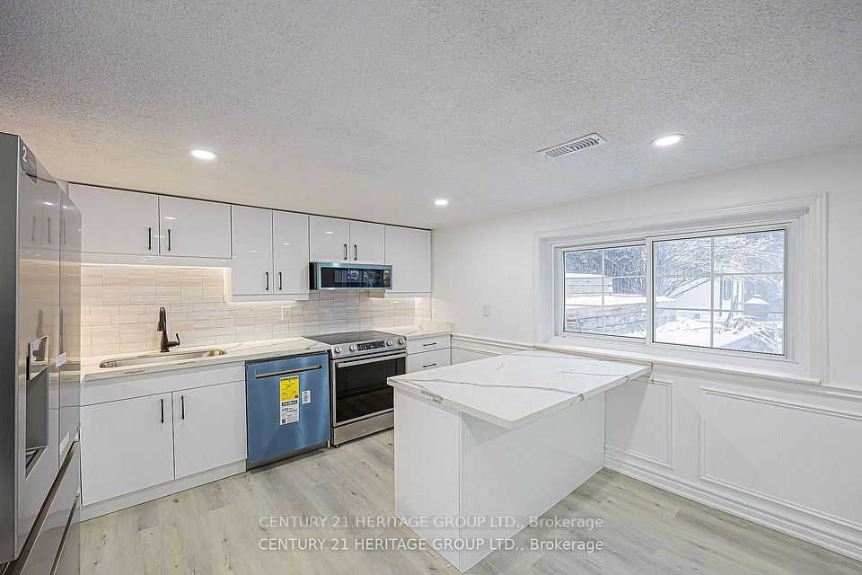 Detached at 60 Fairway Drive, Aurora, ON L4G 2H1, Aurora