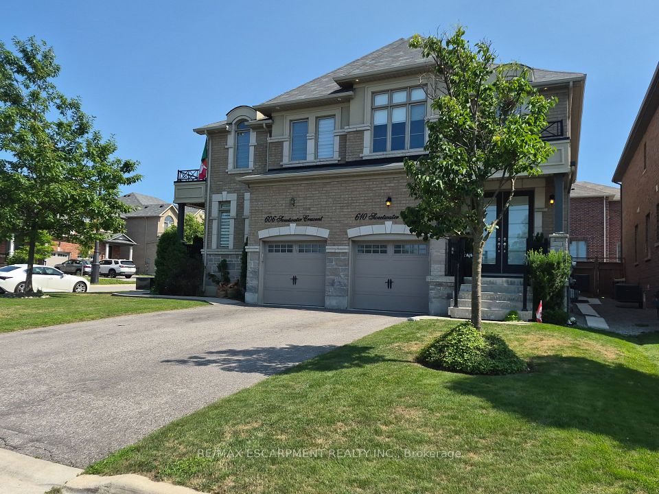 Semi-Detached at 610 Sweetwater Crescent, Newmarket, ON L3X 0H5, Newmarket