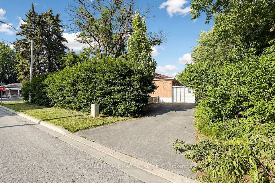 Semi-Detached at 212 Beechy Drive, Richmond Hill, ON L4C 2X7, Richmond Hill