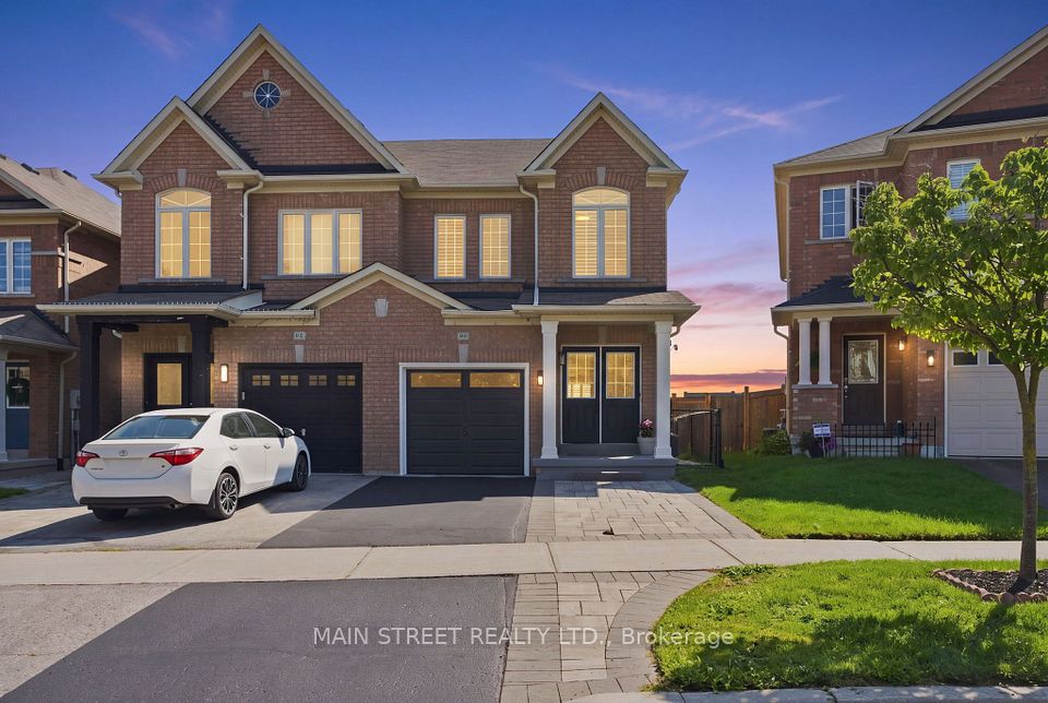 Semi-Detached at 90 Four Seasons Crescent, Newmarket, ON L9N 0C4, Newmarket