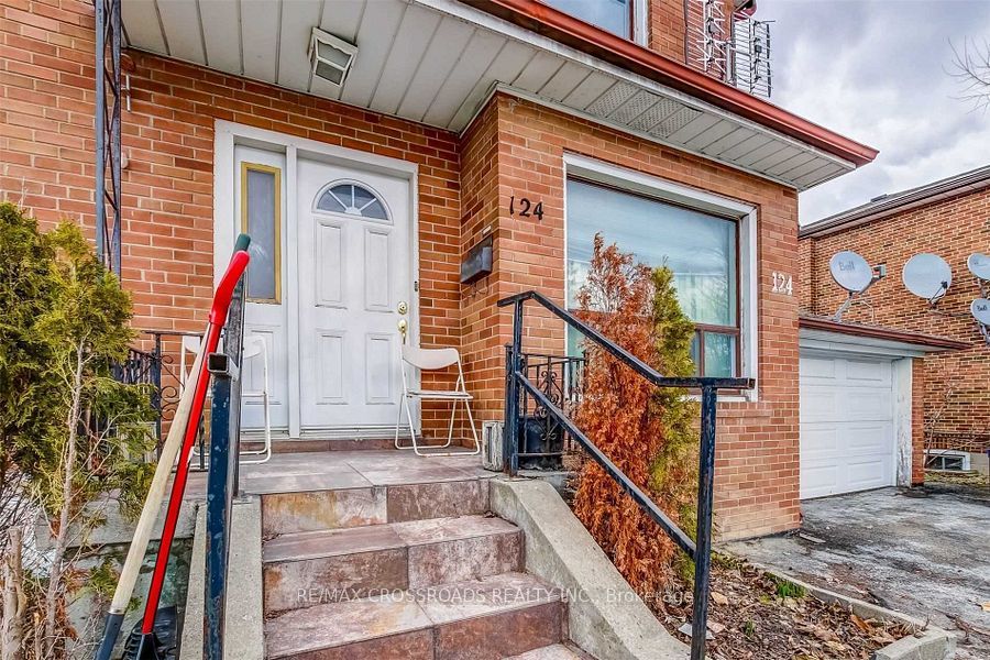 Detached at 124 Major Mackenzie Drive E Main, Richmond Hill, ON L4C 1H1, Richmond Hill