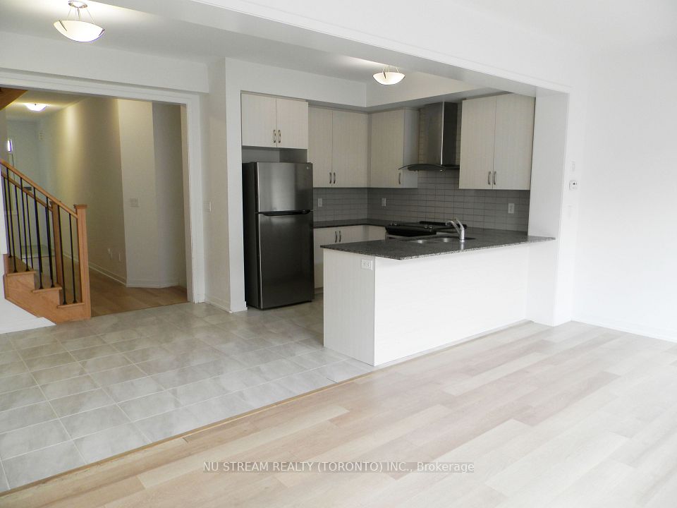 Att/Row/Townhouse at 208 Harding Park Street, Newmarket, ON L3Y 0E3, Newmarket