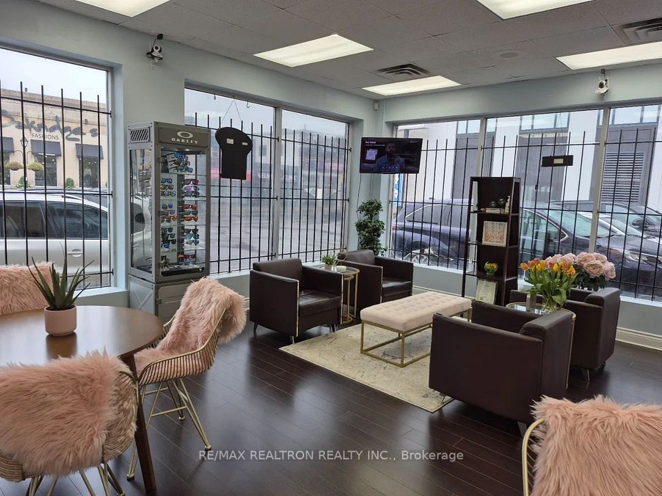15198 Yonge Street #2, Aurora, ON L4G 1L9