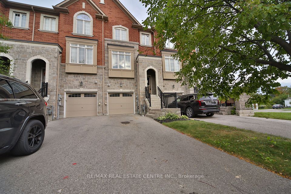 Att/Row/Townhouse at 211 Appleton Court, Newmarket, ON L3Y 0B8, Newmarket