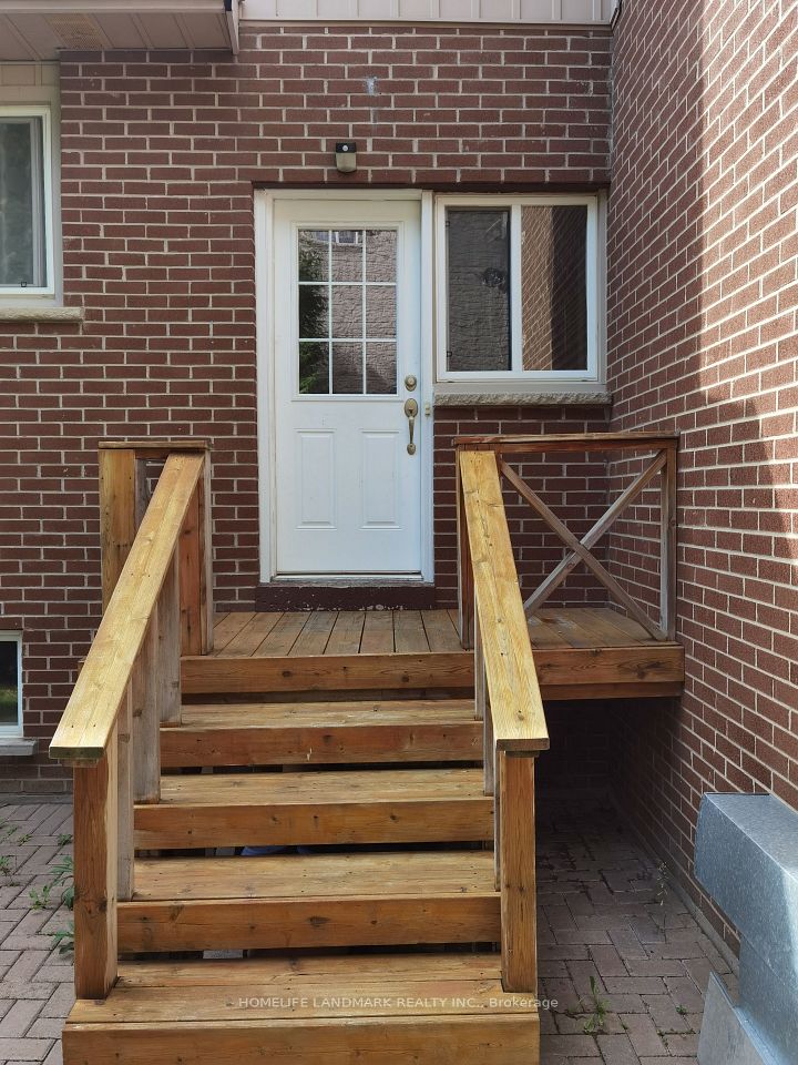 Detached at 109 Brookside Road S, Richmond Hill, ON L4C 0J6, Richmond Hill