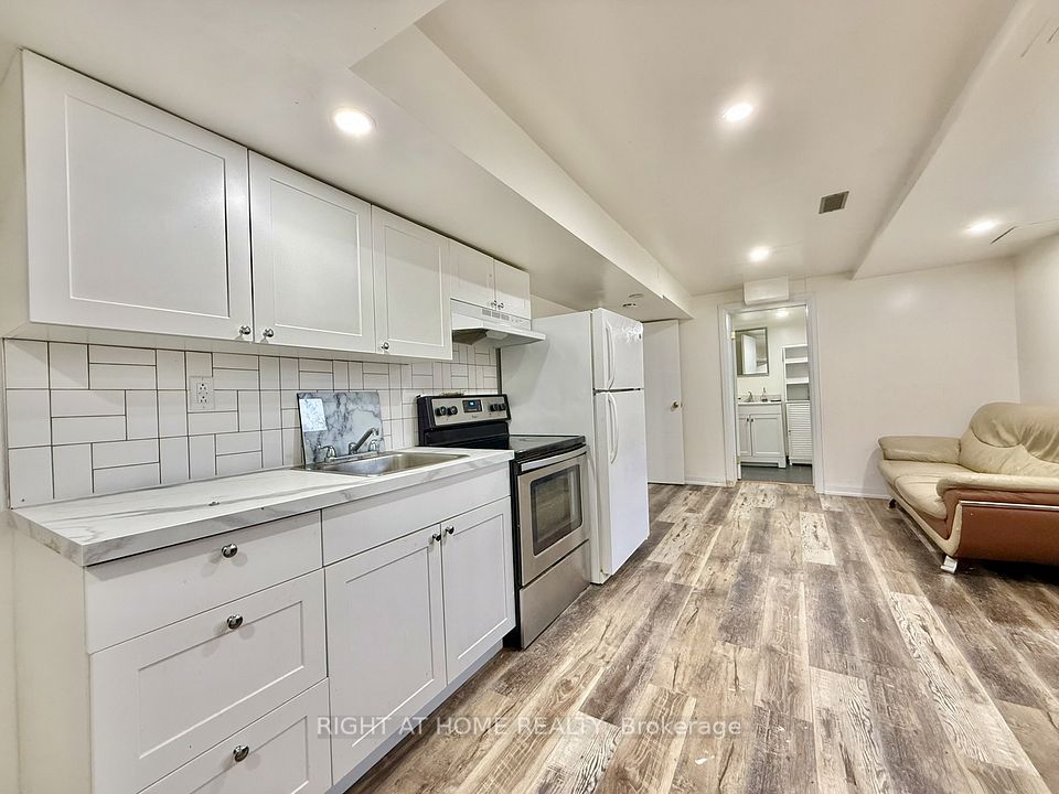 Detached at 116 Cherrywood Drive BSMT, Newmarket, ON L3Y 2X7, Newmarket