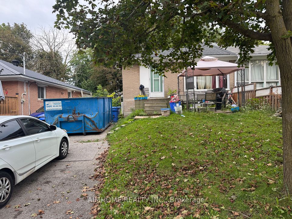 Semi-Detached at 218 Penn Avenue, Newmarket, ON L3Y 2S5, Newmarket