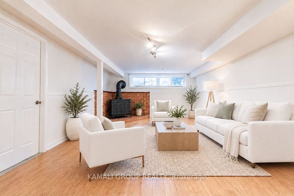 Semi-Detached at 25 Hillview Drive BSMT, Newmarket, ON L3Y 4Y3, Newmarket