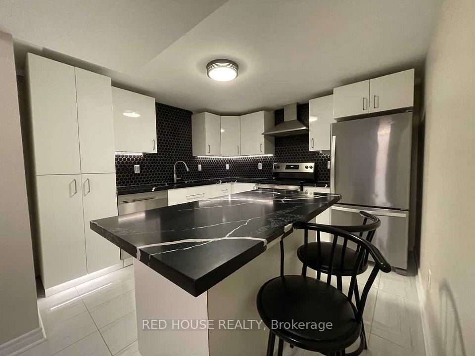 Detached at 69 Simpson Road Lower, Newmarket, ON L3Y 5E5, Newmarket