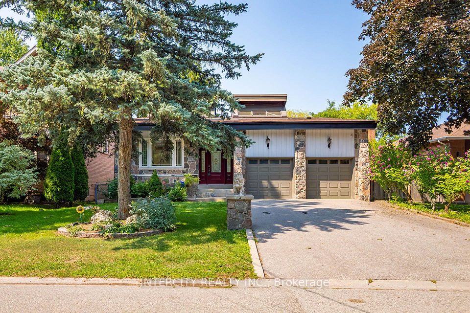 Detached at 10 East Drive E, Markham, ON L6G 1A4, Markham