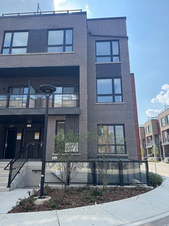 Condo Townhouse at 17 Lytham Green Circle 27, Newmarket, ON L3Y 0H4, Newmarket