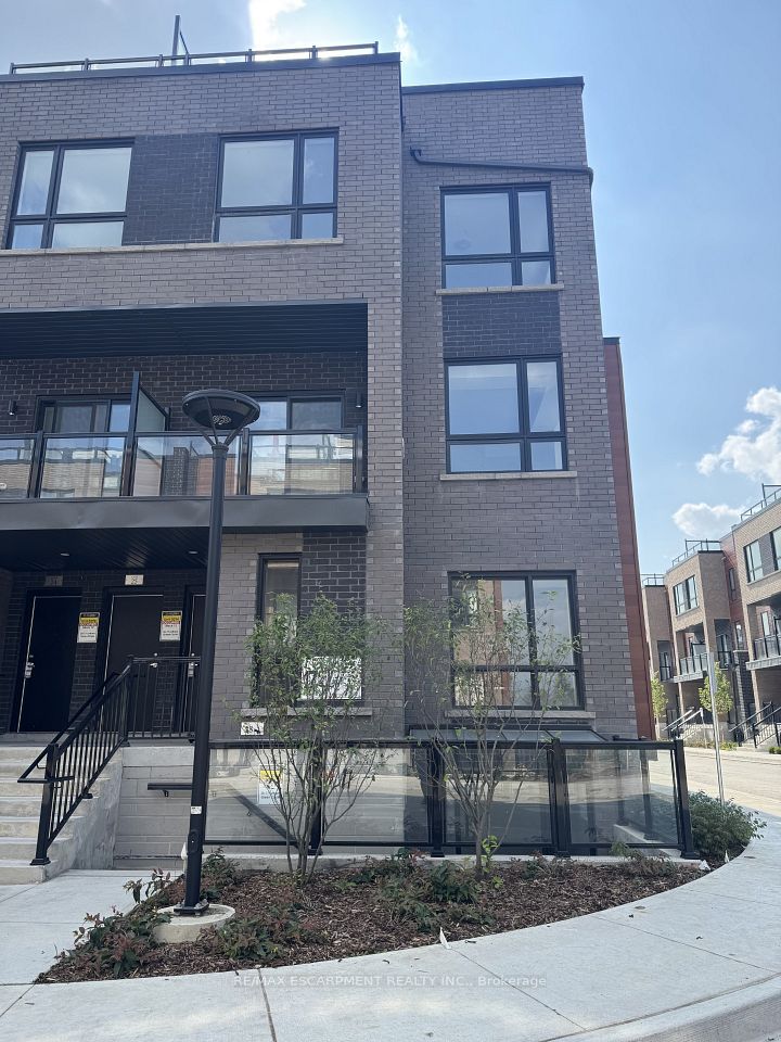 Condo Apartment at 17 Lytham Green Circle 27, Newmarket, ON L3Y 0H4, Newmarket