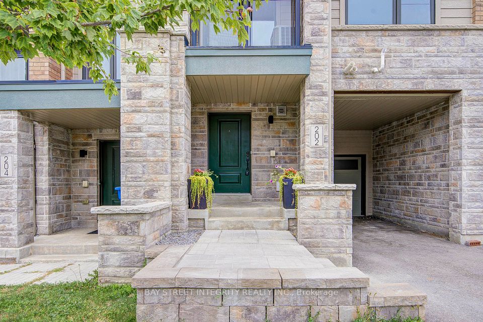 Att/Row/Townhouse at 202 Vivant Street, Newmarket, ON L3X 0K7, Newmarket