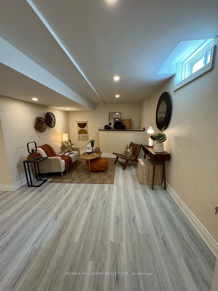 Detached at 248 Crossland Gate Room 2, Newmarket, ON L3X 1A9, Newmarket
