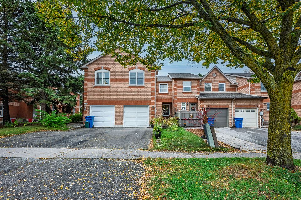 Att/Row/Townhouse at 742 Shanahan Boulevard, Newmarket, ON L3X 1W6, Newmarket