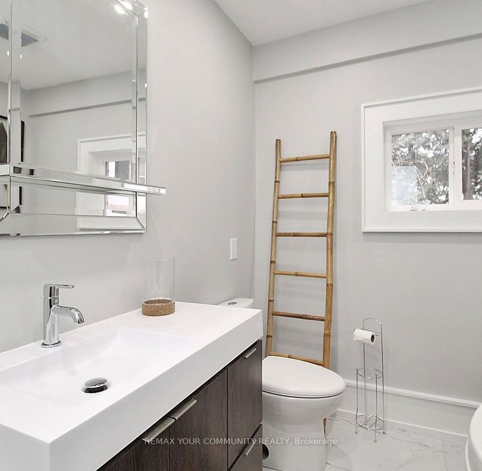 21052 Dalton Road, Georgina, ON L0E 1L0 2