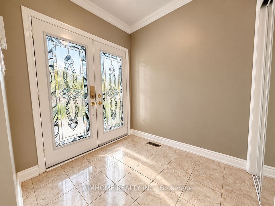 22 Matson Court, Aurora, ON L4G 7W8 2