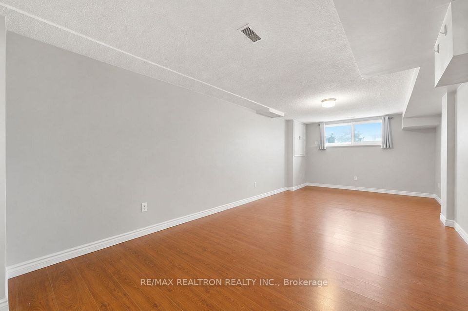 414 The Queensway Road S, Georgina, ON L4P 2C7 4