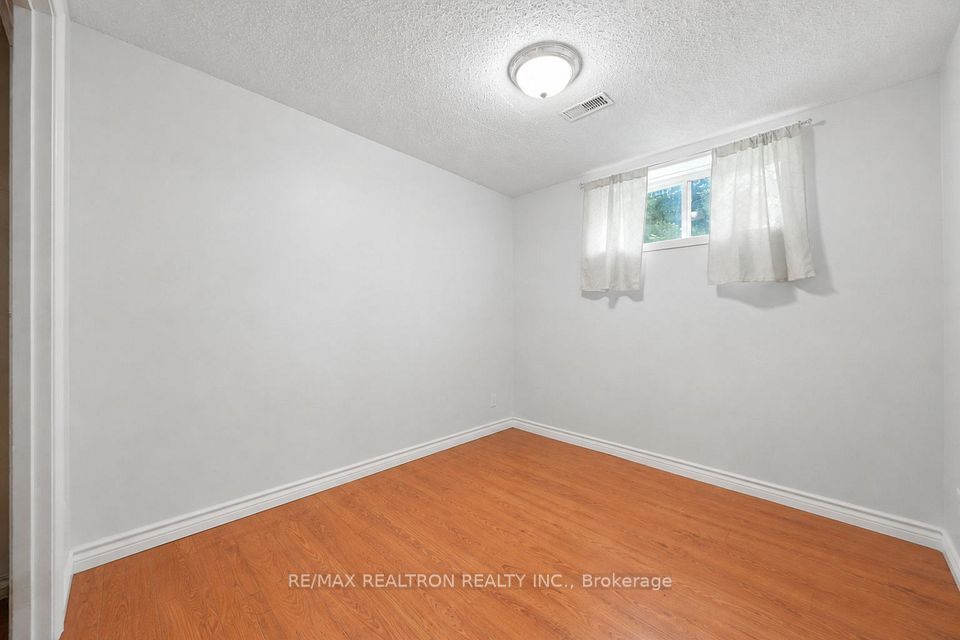 414 The Queensway Road S, Georgina, ON L4P 2C7 8