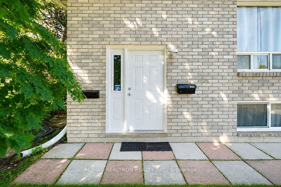 414 The Queensway Road S, Georgina, ON L4P 2C7 2