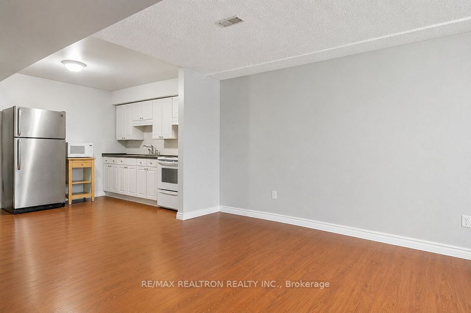 414 The Queensway Road S, Georgina, ON L4P 2C7 5