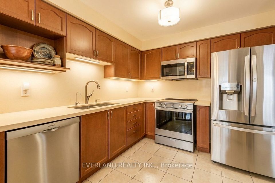 31 Marshview Avenue, Aurora, ON L4G 7W5 2