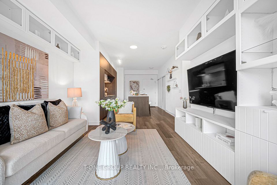 6 David Eyer Road 313, Richmond Hill, ON L4S 0N5 2