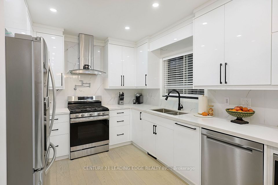803 Best Circle, Newmarket, ON L3X 2H6 15