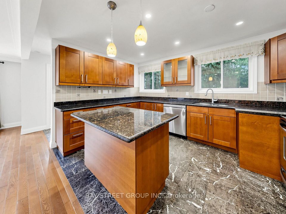 6 Albert Street, Markham, ON L3P 2T2 12