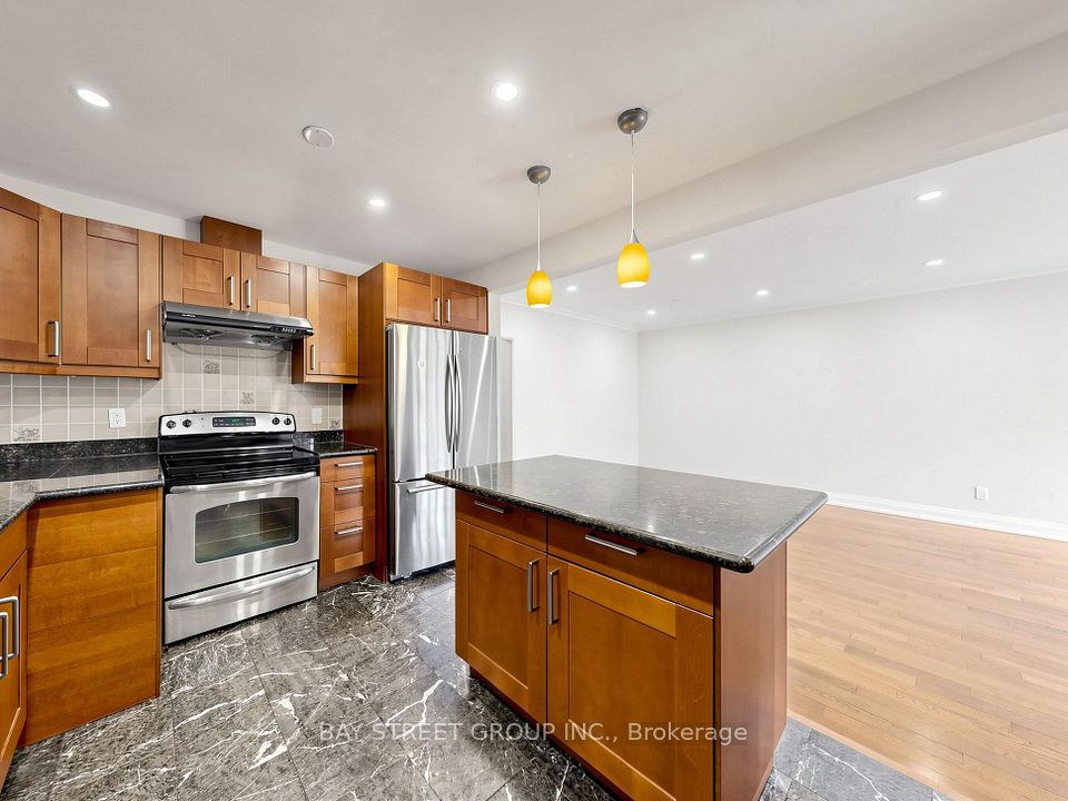 6 Albert Street, Markham, ON L3P 2T2 14