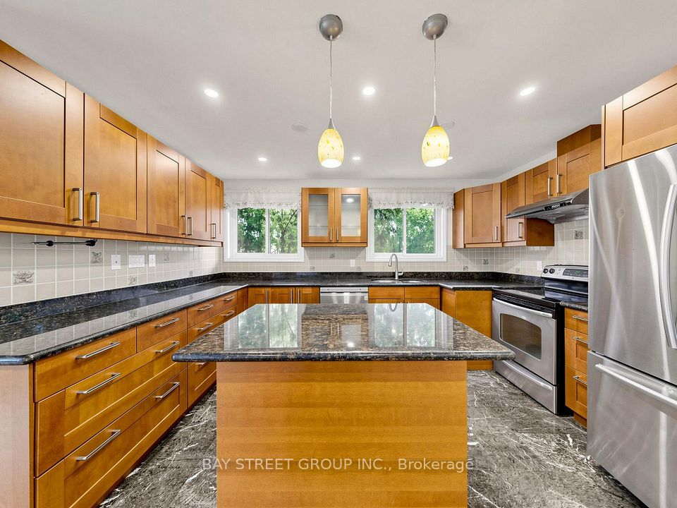 6 Albert Street, Markham, ON L3P 2T2 13