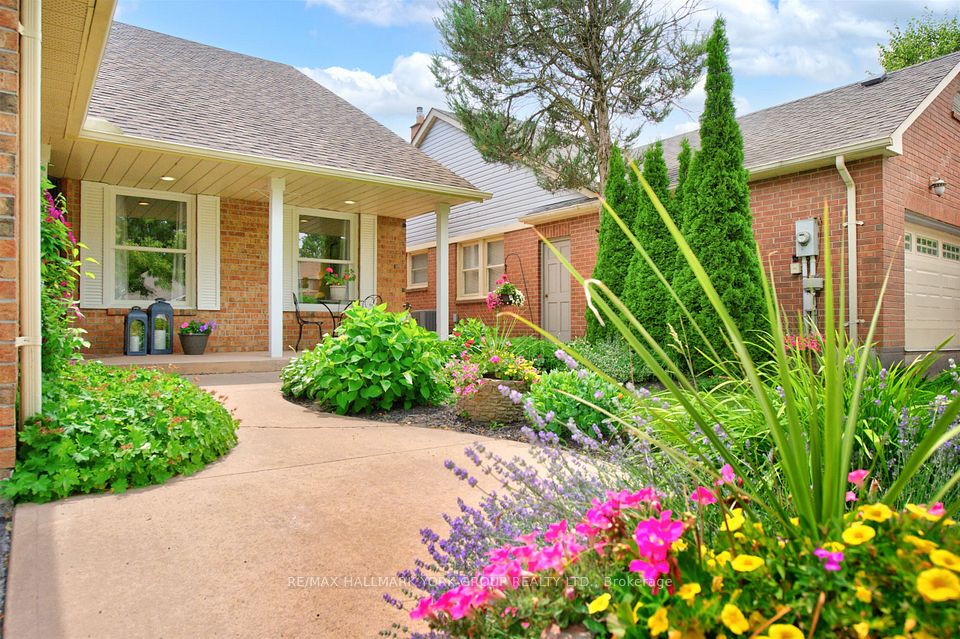 263 John Bowser Crescent, Newmarket, ON L3Y 7N7 3