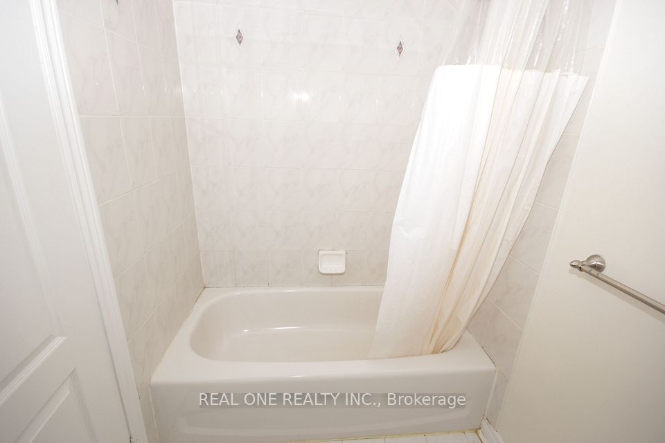 15 Azalea Gate Way, Markham, ON L3T 7T9 13