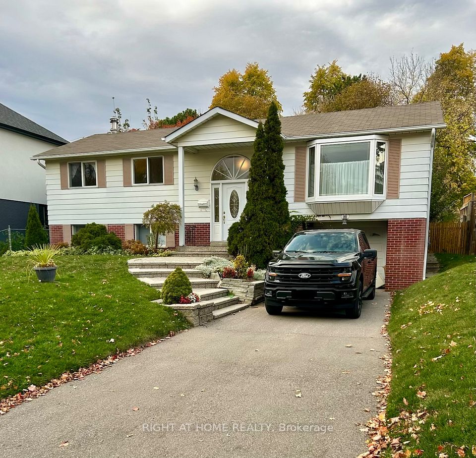 Detached at 94 Southdale Drive, Markham, ON L3P 1K2