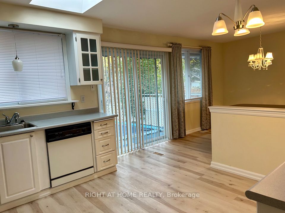 94 Southdale Drive, Markham, ON L3P 1K2 7