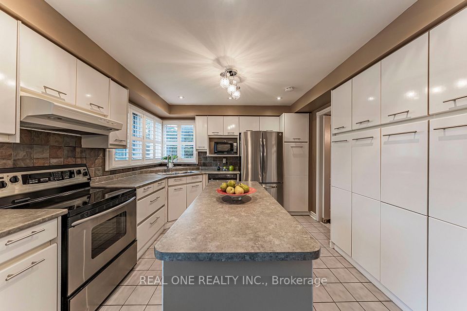 45 JOHN BUTTON Boulevard, Markham, ON L3R 9A7 14