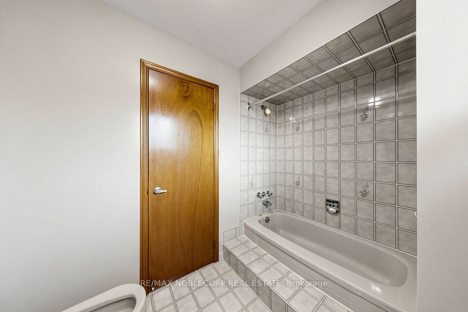 162 Venetian Crescent, Vaughan, ON L4L 5G3 25