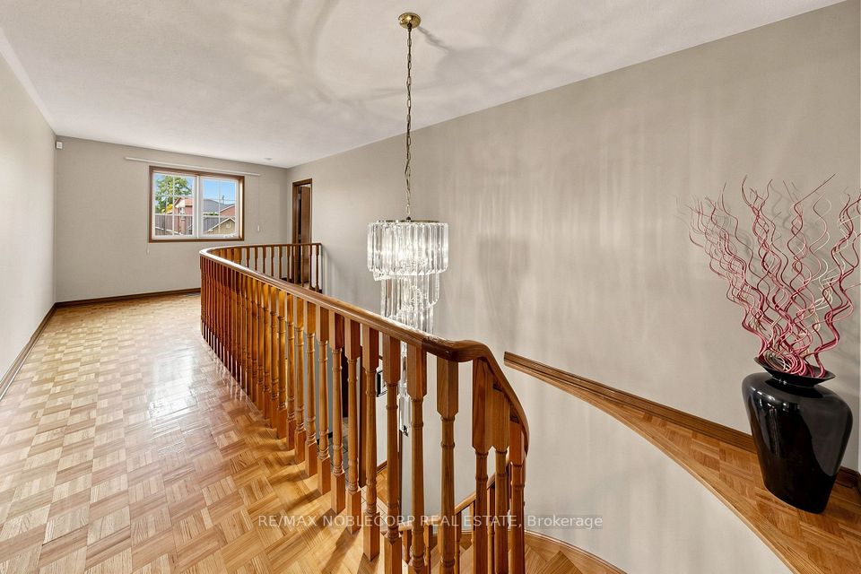 162 Venetian Crescent, Vaughan, ON L4L 5G3 19