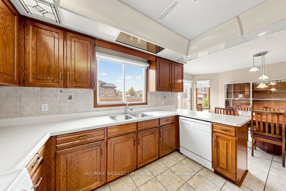 162 Venetian Crescent, Vaughan, ON L4L 5G3 13