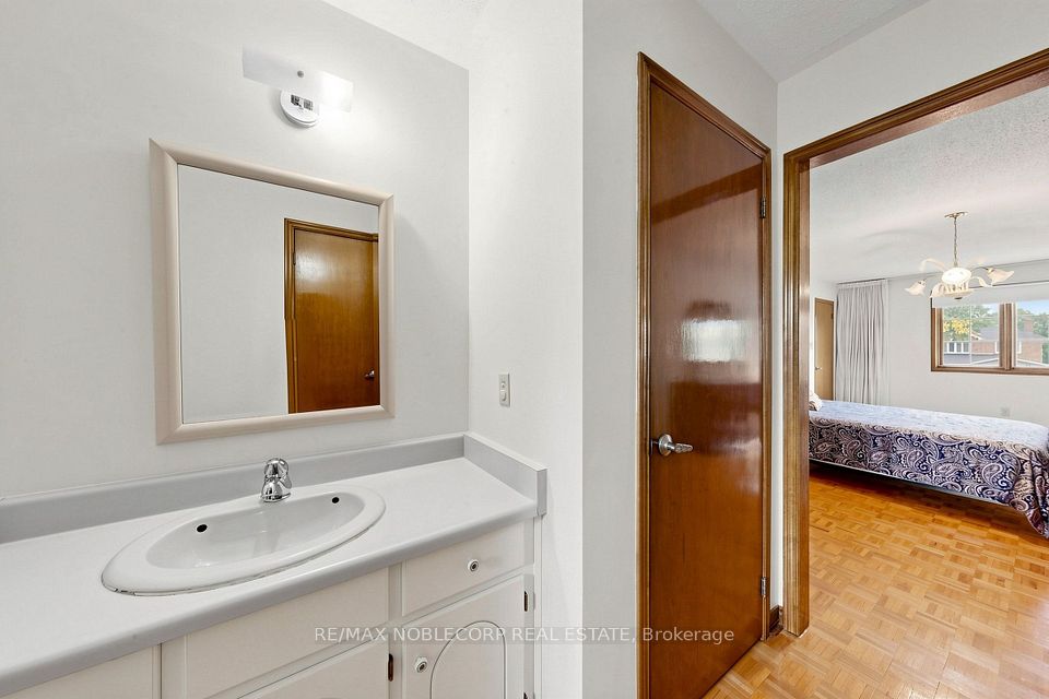 162 Venetian Crescent, Vaughan, ON L4L 5G3 22