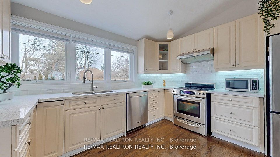 292 Essex Avenue, Richmond Hill, ON L4C 2C2 8