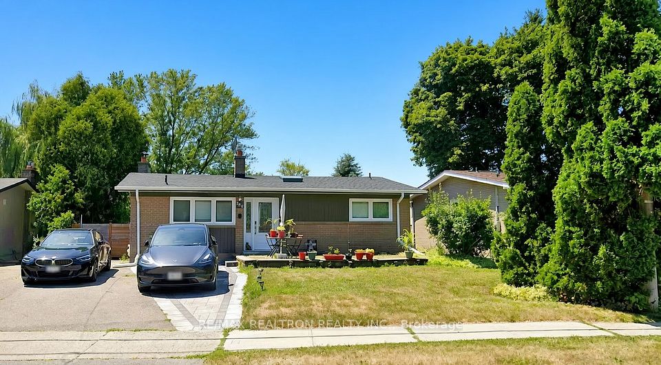 Detached at 292 Essex Avenue, Richmond Hill, ON L4C 2C2