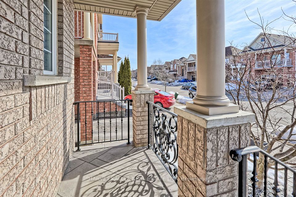 36 Canyon Gate Crescent, Vaughan, ON L6A 0C2 2