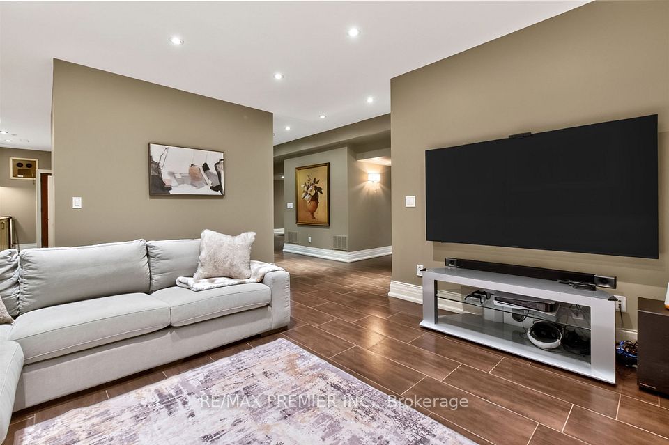 243 Rumble Avenue, Richmond Hill, ON L4C 4G5 22