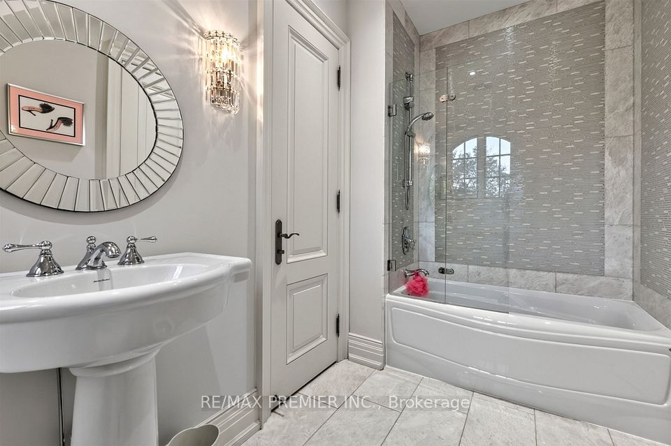 243 Rumble Avenue, Richmond Hill, ON L4C 4G5 17