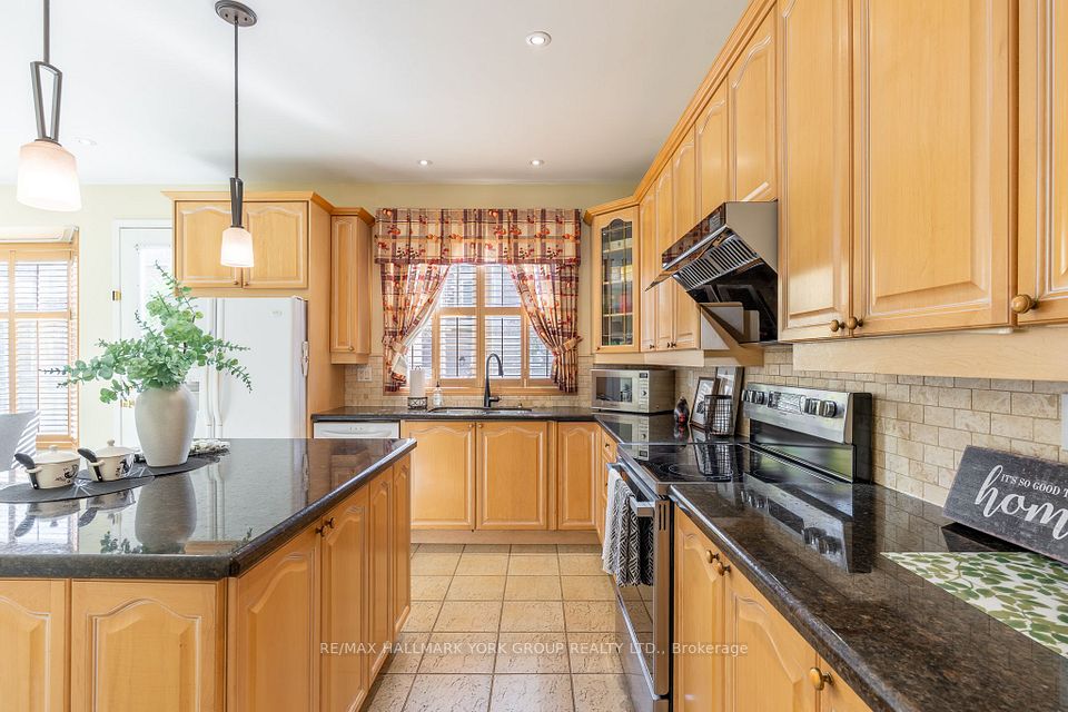 75 Winston Castle Drive, Markham, ON L6C 2B5 6