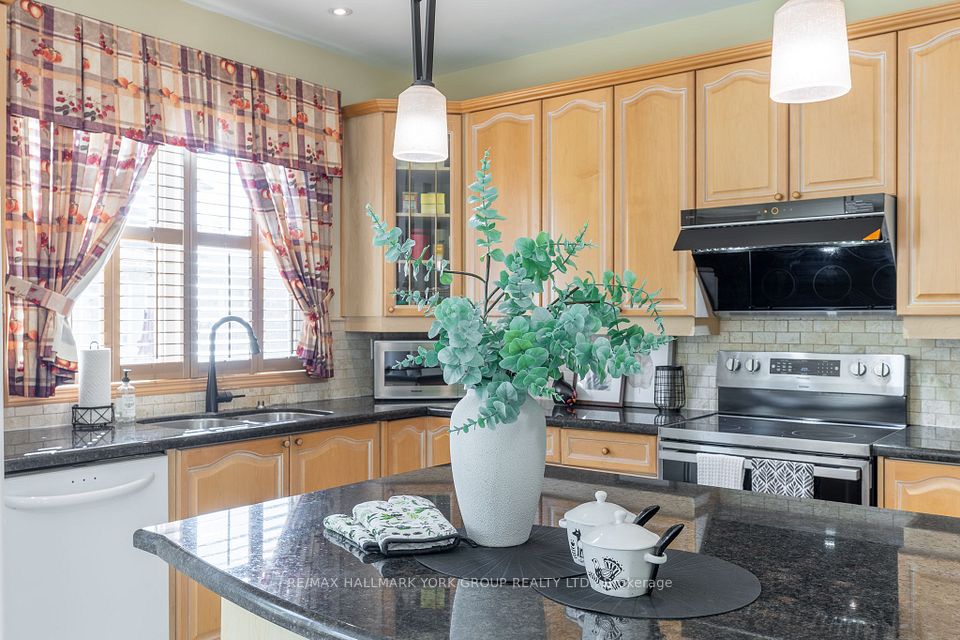 75 Winston Castle Drive, Markham, ON L6C 2B5 8
